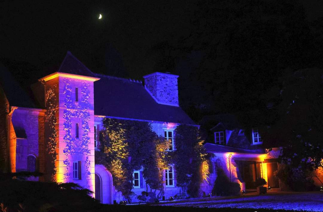 Mise en lumière scénique professionnelle bleue avec projecteurs asservis et gobos par Leader Light Events dans une salle de spectacle de l'Oise.