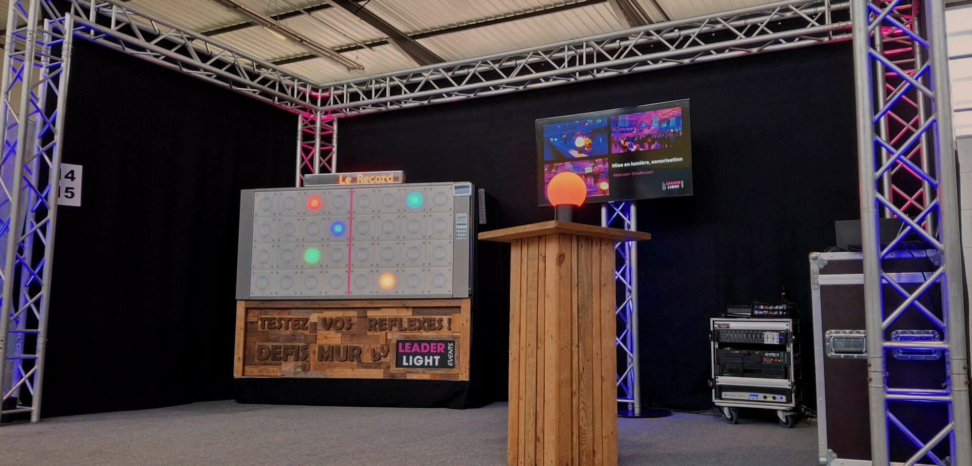 Présentation_vidéo_site Animation mur digital réflexe Leader Light Events sur un stand événementiel avec structure de scène en aluminium et écran de contrôle.