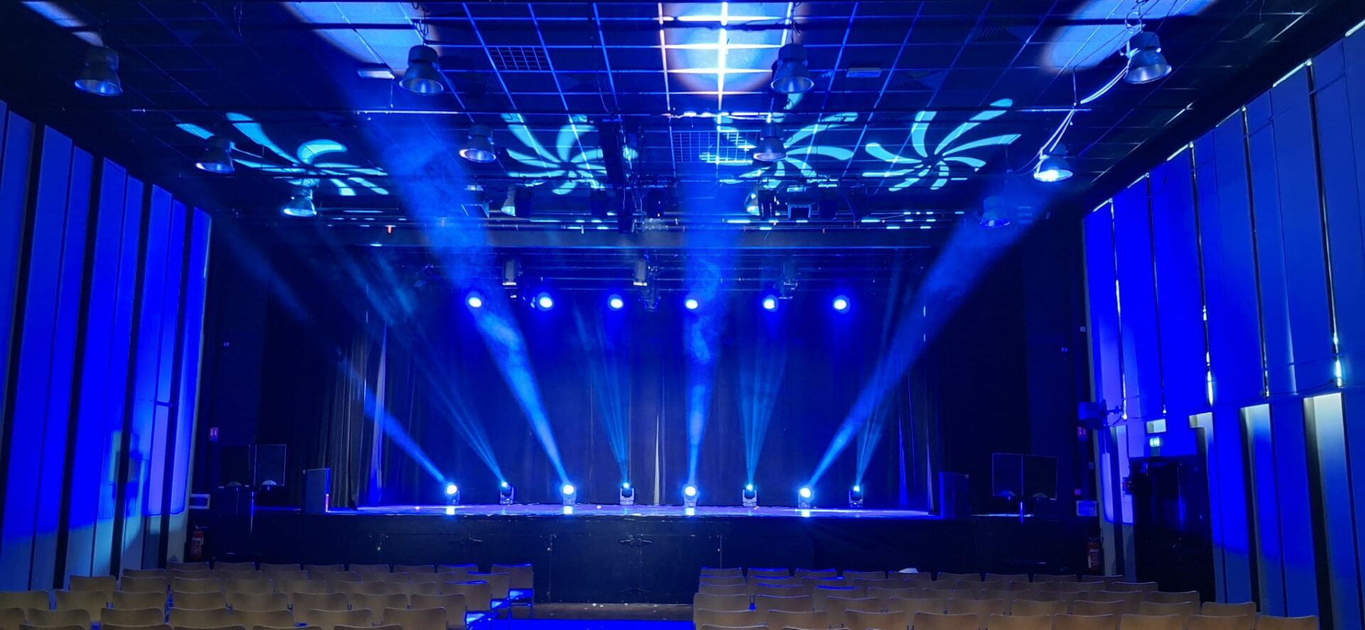 événement site Mise en lumière scénique professionnelle bleue avec projecteurs asservis et gobos par Leader Light Events dans une salle de spectacle de l'Oise.