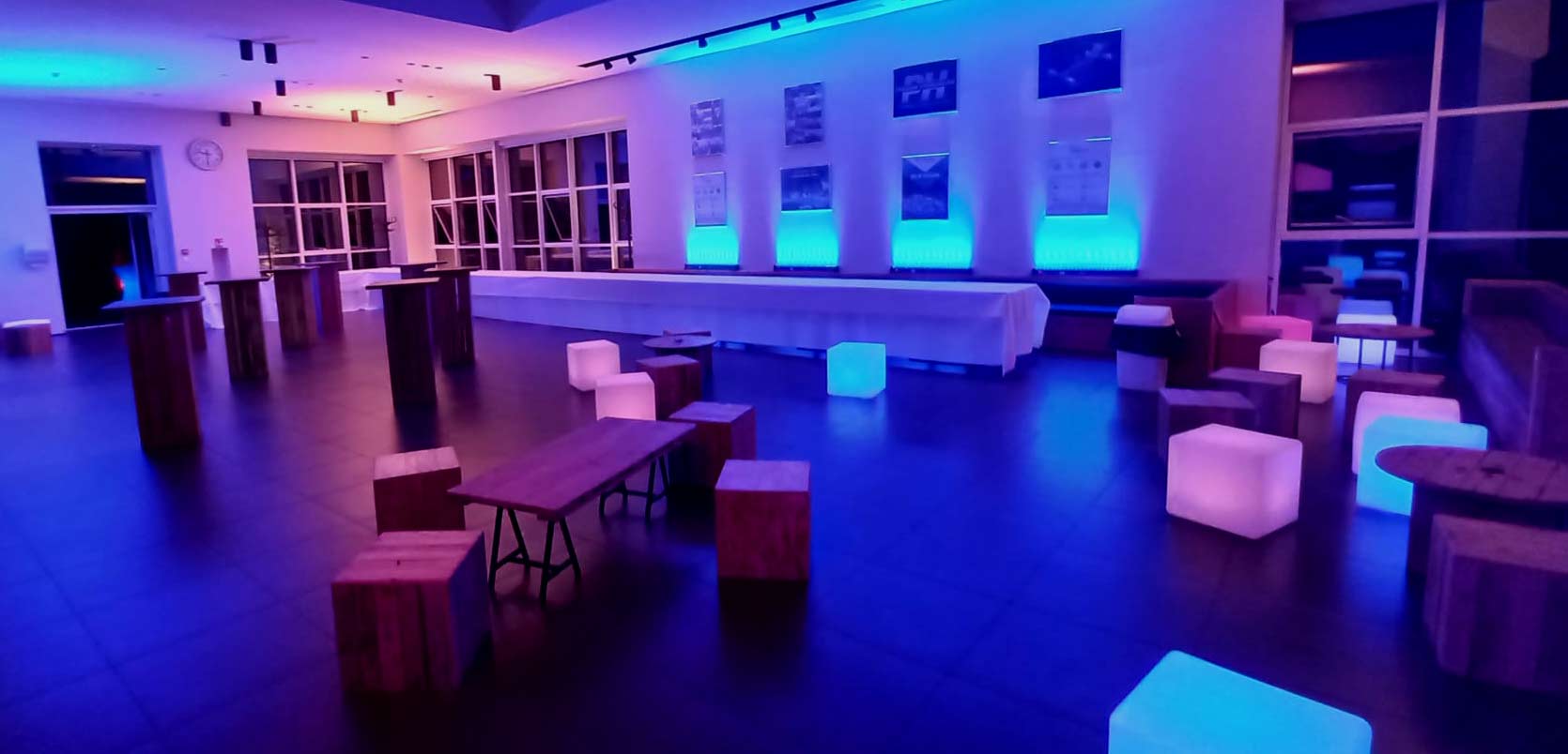 mobilier_site Aménagement de salle événementielle avec mobilier lumineux LED, poufs cubes rétroéclairés et mise en lumière bleue par Leader Light Events.
